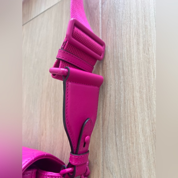 SOLD. Gucci GG Marmont Shoulder Bag! Beautiful Fuchsia color! - Picture 4 of 11